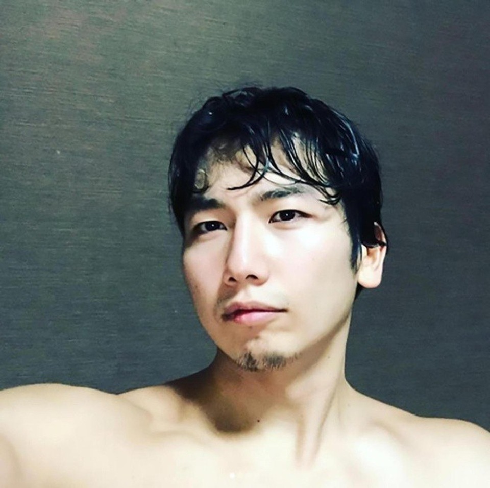 Kinh ngạc với màn giả gái xinh tựa hot girl của vận động viên điển trai Nhật Bản - 4
...và nam tính