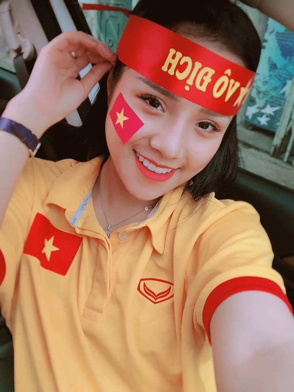 Hé lộ bạn gái siêu xinh của thủ môn Văn Lâm - 8
Hình ảnh cô gái xinh xắn cổ vũ cuồng nhiệt cho cầu thủ nước nhà được dân mạng truyền tay nhau với tốc độ chóng mặt.