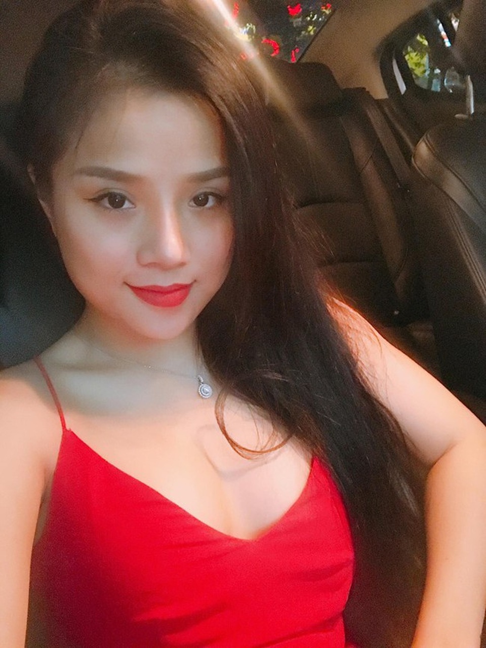 Hé lộ bạn gái siêu xinh của thủ môn Văn Lâm - 10
Quyến rũ và gợi cảm không kém các mỹ nhân showbiz.