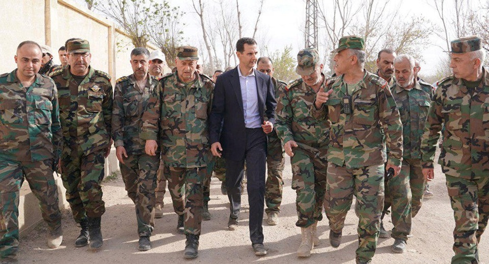 Syria hối hả đối phó nguy cơ bị Mỹ tấn công - 1 Tổng thống Syria Bashar al-Assad cùng quân đội nước này (Ảnh: Sputnik)
