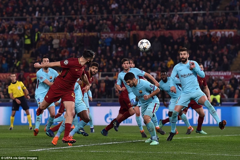 Thua AS Roma 0-3, Barcelona cay đắng chia tay Champions League - 4
Manolas đánh đầu ghi bàn quyết định ấn định thắng lợi 3-0 cho AS Roma