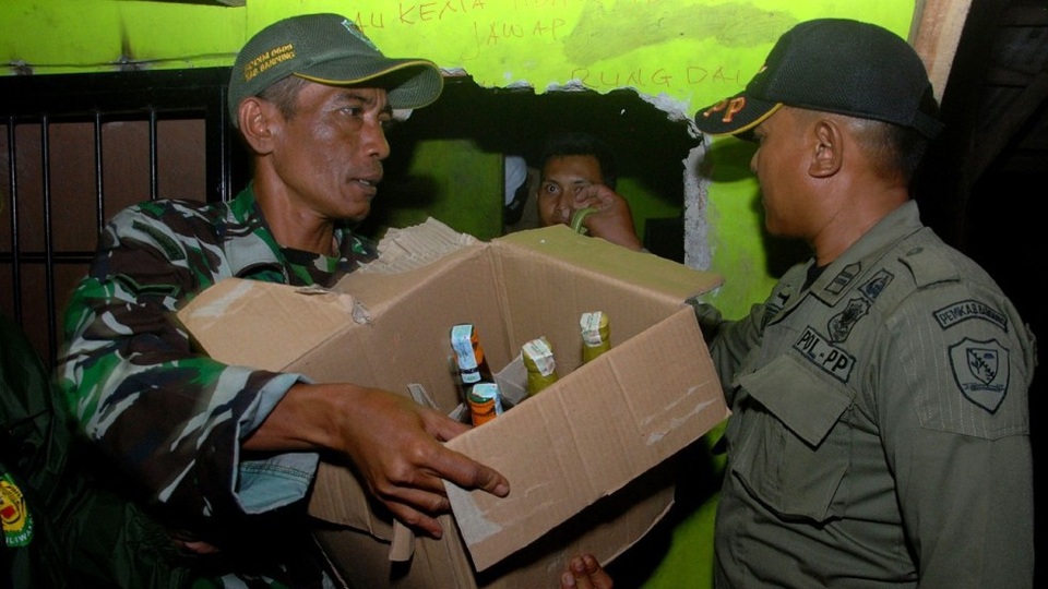 Gần 80 người Indonesia thiệt mạng vì uống rượu giả - 1
Rượu giả bị thu giữ tại hiện trường (Ảnh: AFP)