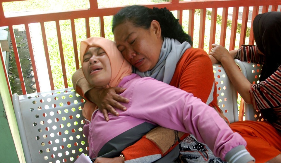 Gần 80 người Indonesia thiệt mạng vì uống rượu giả - 2
Người nhà nạn nhân đau đớn vì người thân chết vì rượu giả (Ảnh: AFP)