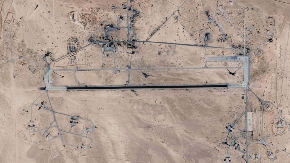 
Ảnh vệ tinh chụp căn cứ quân sự tại tỉnh Homs, nơi bị tấn công bằng tên lửa hôm 9/4 (Ảnh: Sky)
