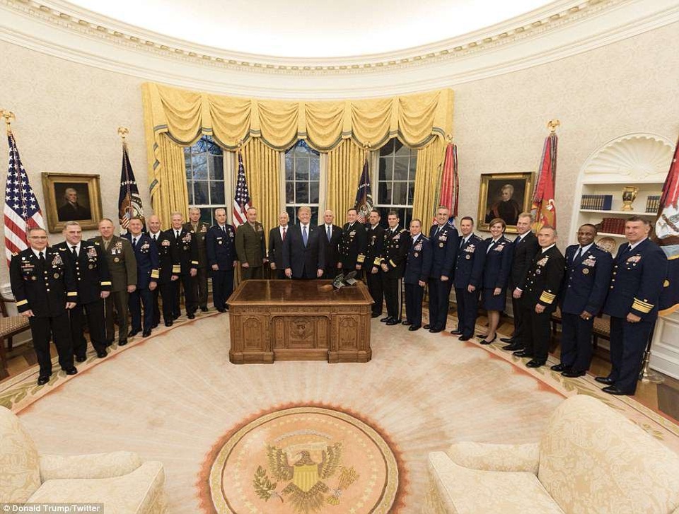 Bức ảnh gây chú ý của ông Trump giữa lúc Syria "căng như dây đàn" - 1
Ông Trump đăng tải bức ảnh ông chụp cùng 19 tướng lĩnh. (Ảnh: Twitter)