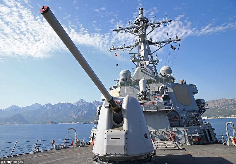 Bức ảnh gây chú ý của ông Trump giữa lúc Syria "căng như dây đàn" - 2
Tàu USS Donald Cook của Mỹ đang ở rất gần Syria. (Ảnh: Getty)
