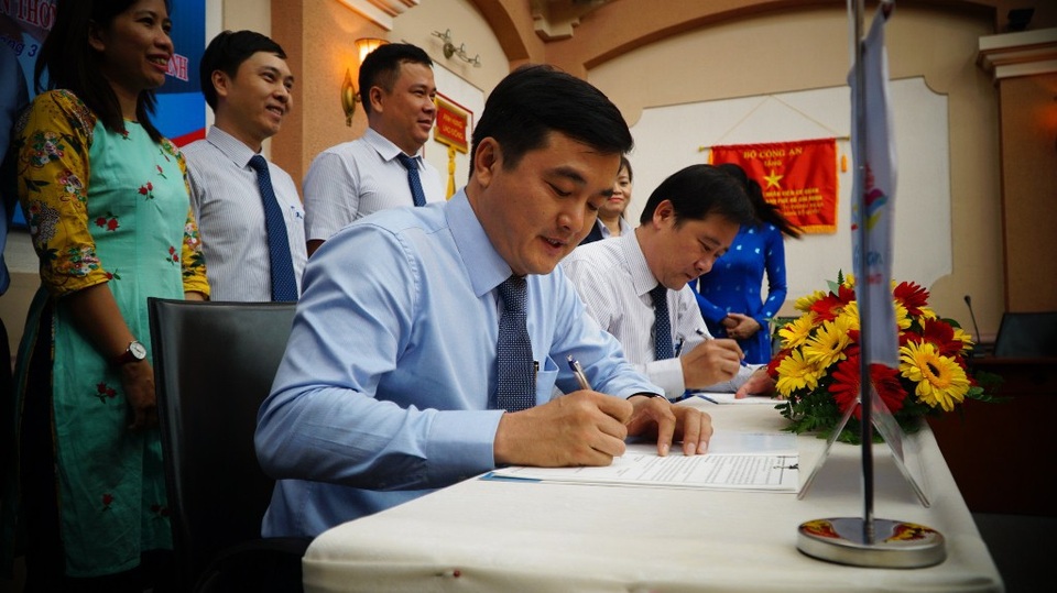Thử nghiệm ứng dụng di động dành cho du khách - 1 Ông Bùi Tá Hoàng Vũ, GĐ Sở Du lịch TPHCM đặt bút ký thỏa thuận hợp tác với VNPT về việc xây dựng ứng dụng di động cho du khách
