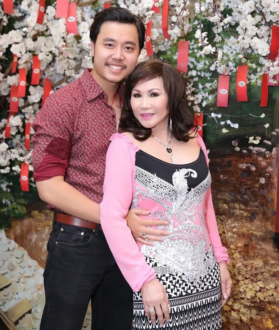 Phía sau những chuyện tình lệch tuổi trong showbiz... - 1 Vũ Hoàng Việt và người tình thời còn mặn nồng.