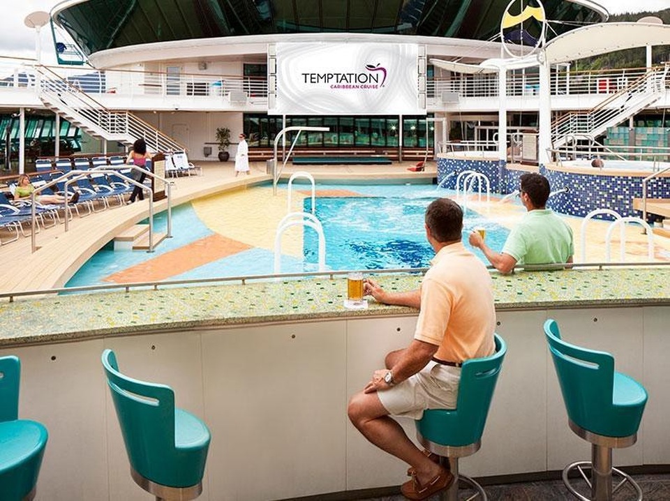 Đã có tour du lịch dành cho khách thích để ngực trần - 3 Đây là du thuyền cỡ lớn, có hồ bơi và đầy đủ tiện nghi, với sức chứa tối đa 2148 hành khách