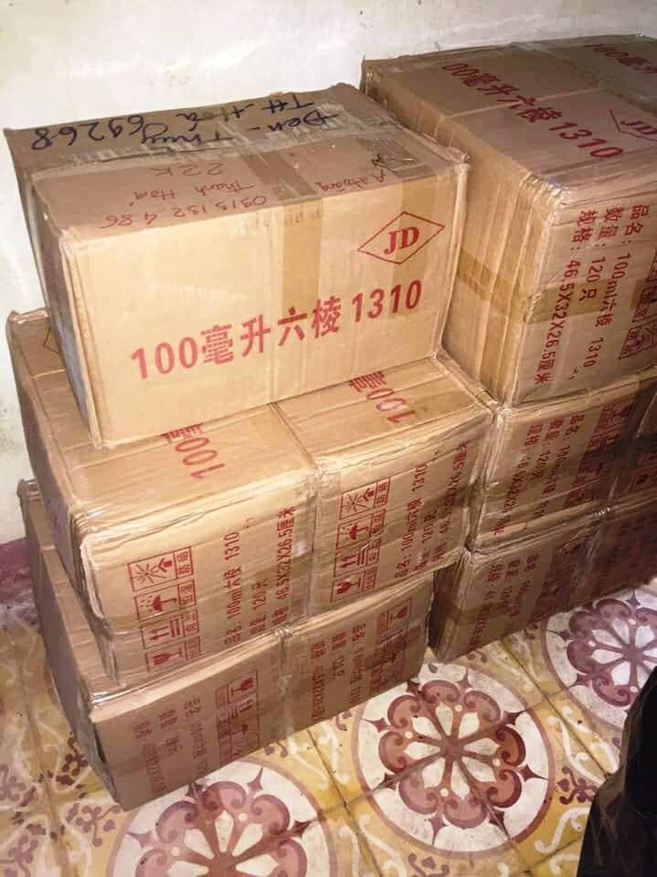Cận cảnh quy trình sang chiết mỹ phẩm “hạng sang” bán cho spa - 3
Nguyên liệu đóng trong các thùng toàn chữ Trung Quốc