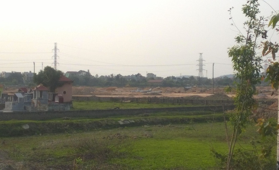 Thi công dự án nghìn tỷ bất chấp mất an toàn lưới điện - 2 Đường dây điện cao thế chưa được di chuyển khi triển khai thi công dự án gây mất an toàn lao động.
