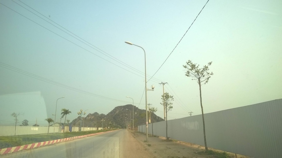 Thi công dự án nghìn tỷ bất chấp mất an toàn lưới điện - 1 Mạng lưới điện cao thế tại dự án Khu đô thị sinh thái Hồ Núi Long do Công ty Cổ phần Sông Mã làm chủ đầu tư chưa được di dời rất nguy hiểm.