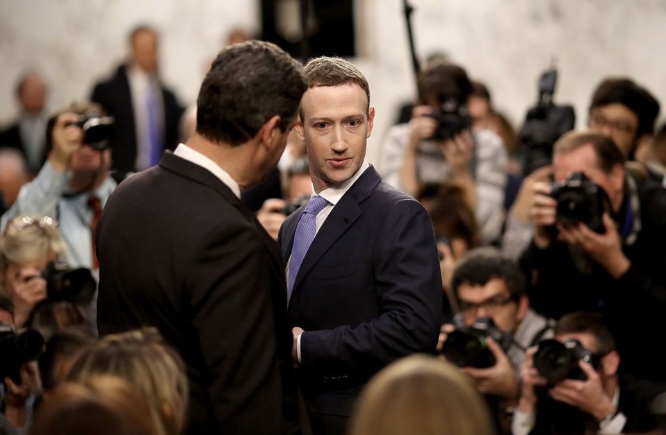 Cận cảnh "vũ khí tối thượng" của Mark Zuckerberg trong 2 ngày điều trần - 3
Mark Zuckerberg thường trả lời những câu hỏi hóc búa sau giờ nghỉ ngắn khi ông nhận được sự tham vấn từ các chuyên gia của mình.