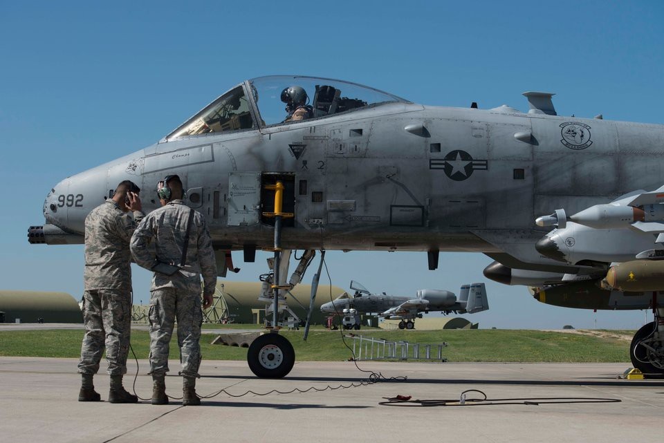 Dàn khí tài quân sự tiên tiến Mỹ đang triển khai xung quanh Syria - 5
Máy bay A-10 của Mỹ nổi bật với hệ thống hỏa lực mạnh mẽ. Nó được trang bị một khẩu pháo 30 mm loại 7 nòng GAU-8/A Avenger do tập đoàn General Electric chế tạo, tương tự loại pháo Gatling 7 nòng quay tròn. Khẩu pháo uy lực này có thể tiêu diệt xe tăng địch chỉ bằng những viên đạn xuyên giáp 30 mm, hoặc đạn nổ mạnh. A-10 còn có thể mang tên lửa thông thường hoặc tên lửa dẫn đường, bom và súng dưới cánh. (Ảnh: Quân đội Mỹ)