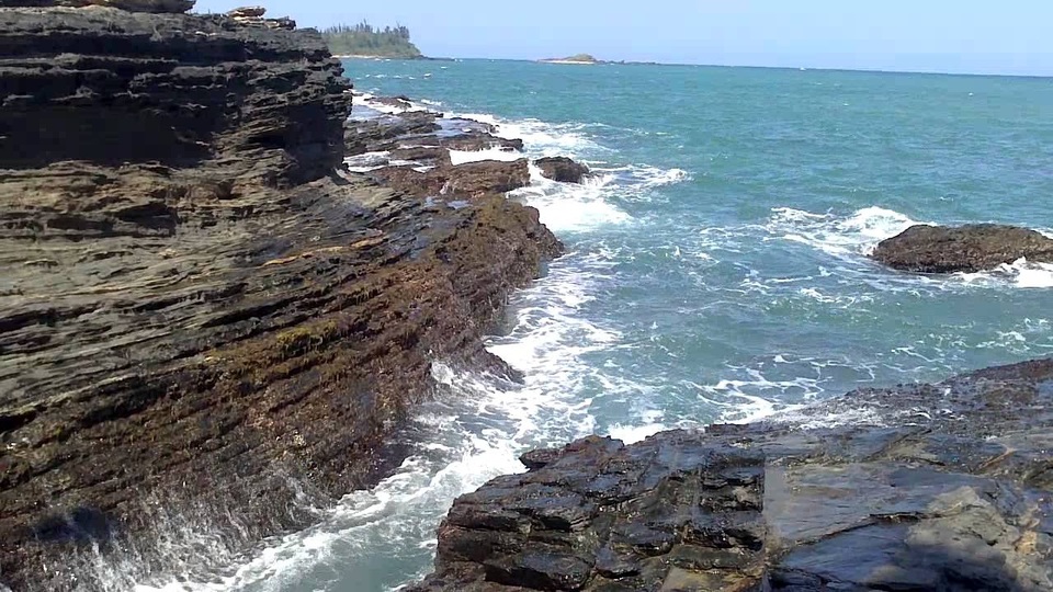 Bãi đá ở biển Rạng rất nguy hiểm cho người đi chơi không cẩn thận