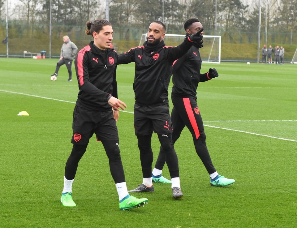 Arsenal ra sức tập luyện, sẵn sàng làm khách trước CKSA - 1
Bellerin (trái) nói chuyện cùng Lacazette trên sân tập của Arsenal. Tiền đạo người Pháp sẽ chiếm suất đá chính trên hàng công của Arsenal khi mà Aubameyang không được phép thi đấu