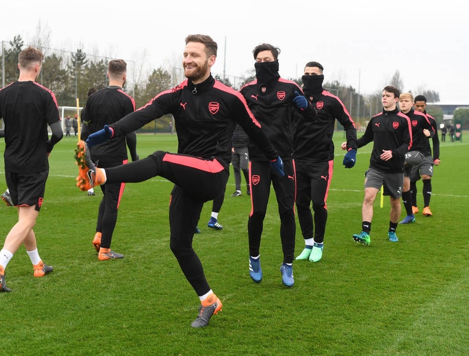 Arsenal ra sức tập luyện, sẵn sàng làm khách trước CKSA - 2
Mustafi tươi cười cùng các đồng đội trên sân tập. Trung vệ người Đức có phong độ rất thất thường trong mùa giải năm nay, bình thường anh là chốt chặn tin tưởng, vững chắc nơi hàng thủ của Arsenal, tuy nhiên cầu thủ người Đức thường hay mắc sai lầm ngớ ngẩn