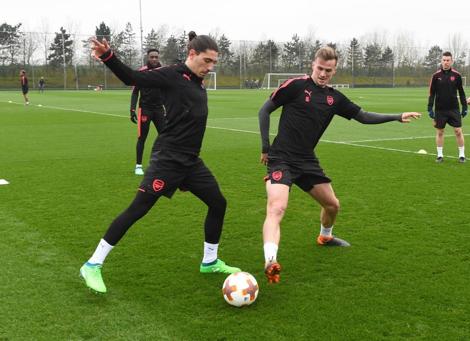 Arsenal ra sức tập luyện, sẵn sàng làm khách trước CKSA - 3
Bellerin tranh bóng với Holding trên sân tập