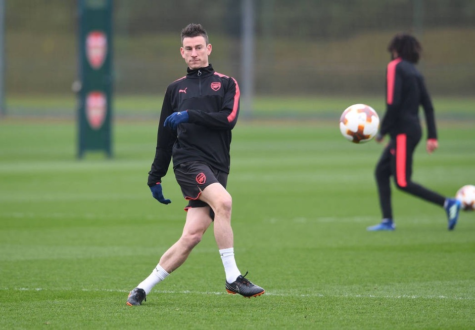 Arsenal ra sức tập luyện, sẵn sàng làm khách trước CKSA - 6
Trung vệ đội trưởng Koscielny trên sân tập