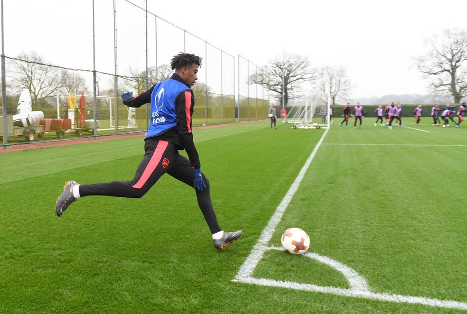 Arsenal ra sức tập luyện, sẵn sàng làm khách trước CKSA - 7
Iwobi thực hiện một quả phạt góc trong buổi tập của Arsenal
