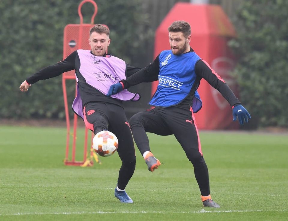Arsenal ra sức tập luyện, sẵn sàng làm khách trước CKSA - 8
Ramsey và Mustafi tranh bóng với nhau trên sân tập