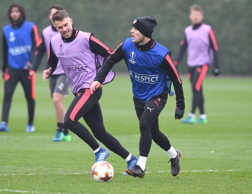 Arsenal ra sức tập luyện, sẵn sàng làm khách trước CKSA - 10
Ramsey đeo bám Wilshere, cả hai đều là những tài năng trẻ trưởng thành từ lò đào tạo của Arsenal