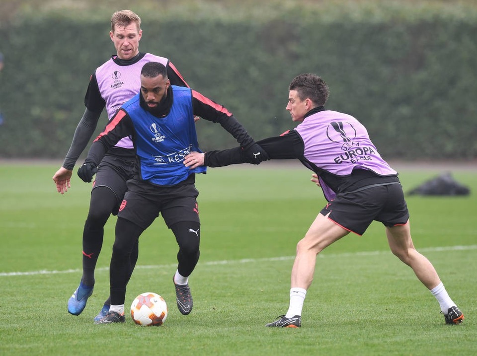 Arsenal ra sức tập luyện, sẵn sàng làm khách trước CKSA - 12
Metersacker và Koscielny cố gắng ngăn chặn Lacazette vượt qua