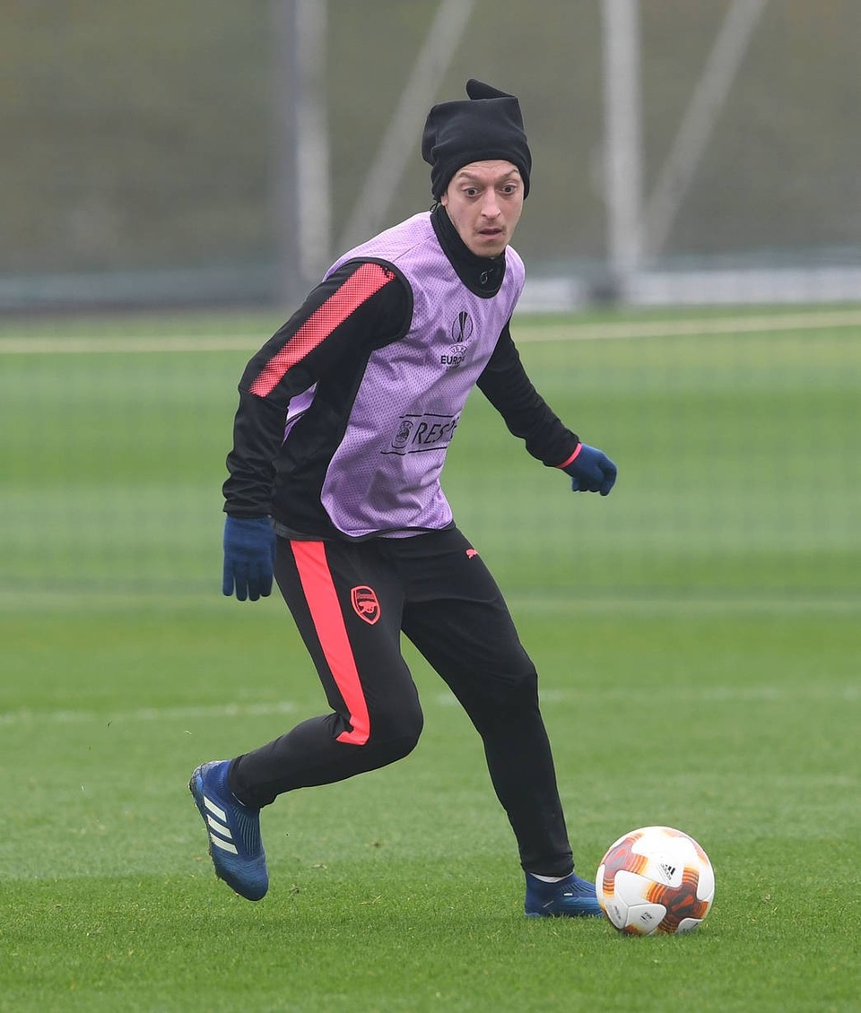 Arsenal ra sức tập luyện, sẵn sàng làm khách trước CKSA - 14
Ozil trên sân tập, tiền vệ người Đức vẫn là ngòi nổ quan trọng bên phía Arsenal