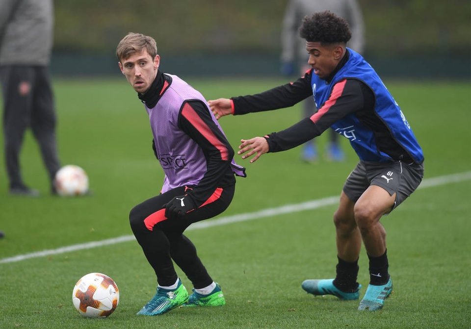 Arsenal ra sức tập luyện, sẵn sàng làm khách trước CKSA - 15
Monreal (trái) che chắn trước sự áp sát của đồng đội