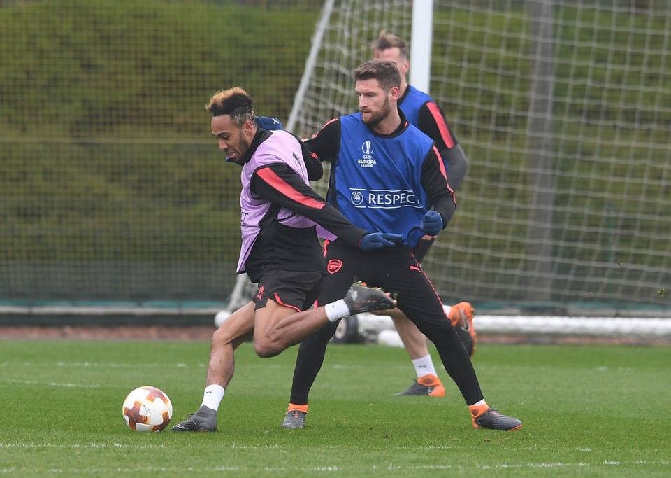 Arsenal ra sức tập luyện, sẵn sàng làm khách trước CKSA - 16
Aubameyang trong nỗ lực vượt qua Mustafi