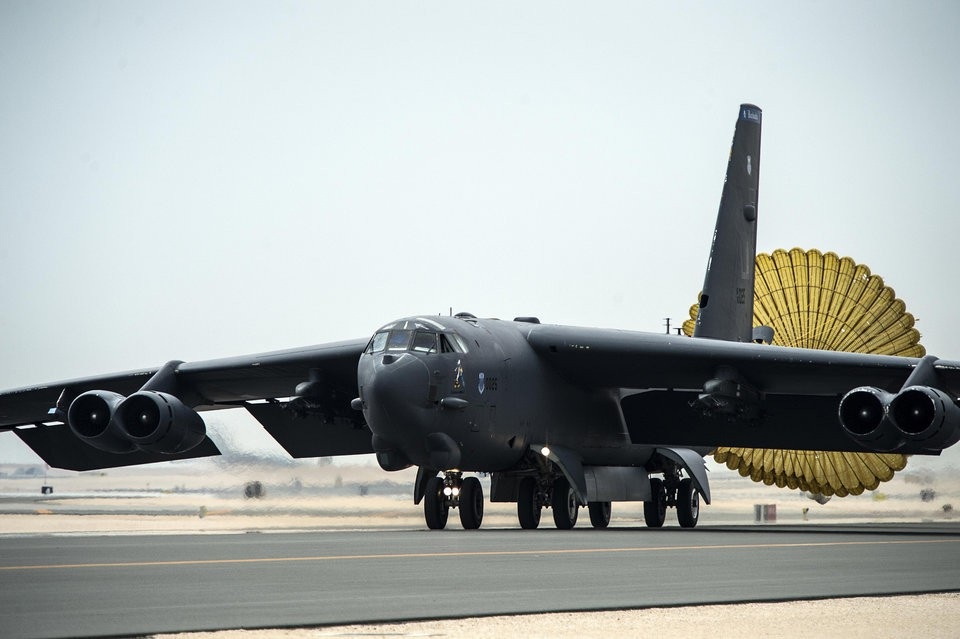 Dàn khí tài quân sự tiên tiến Mỹ đang triển khai xung quanh Syria - 6
Tại căn cứ Al Udeid, Qatar, Mỹ đang triển khai máy bay ném bom B-52 Stratofortress. Quân đội Mỹ vẫn tin dùng B-52 dù là máy bay đời cũ. Loại máy bay này đã thực hiện nhiều cuộc tấn công ở khu vực Trung Đông. (Video: Không quân Mỹ)
