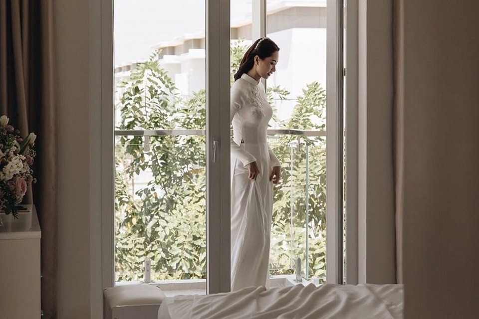 Chốn đi về sang trọng, đáng mơ ước của 4 Hoa hậu Việt đình đám - 15 Hình ảnh từ phòng ngủ nhìn ra ban công tại nhà riêng của Hoa hậu Đặng Thu Thảo.