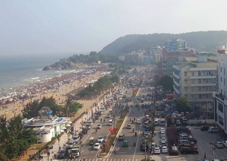 Bắn pháo hoa chào mừng lễ hội du lịch biển Sầm Sơn năm 2018 - 2 Năm 2018, thành phố Sầm Sơn phấn đấu đón từ 4,2 triệu lượt khách trở lên
