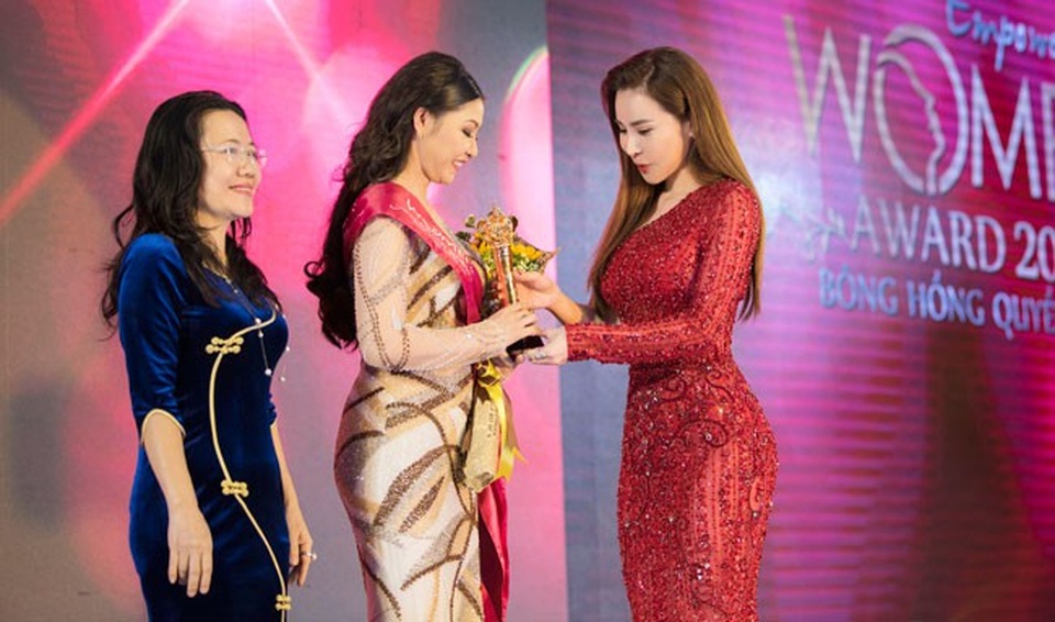 Hoàng Dung đăng quang Hoa hậu Áo dài tại úc 2017, được biết tới là người có sở thích chơi hàng hiệu nổi tiếng trong giới showbiz Việt. Người đẹp được mời lên trao giải tại sự kiện tối 11/4.