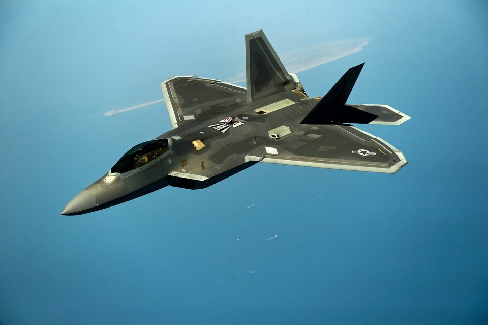Dàn khí tài quân sự tiên tiến Mỹ đang triển khai xung quanh Syria - 7 Máy bay tàng hình F-22 là một trong những khí tài tiêu biểu Mỹ đang triển khai ở khu vực. F-22 có thể hoạt động tốt trong vùng không phận dày đặc hệ thống phòng thủ của đối phương. Ngoài ra, hệ thống vũ khí và tên lửa trên “chim sắt” này như tên lửa không đối không AIM-9X. (Ảnh: Quân đội Mỹ)