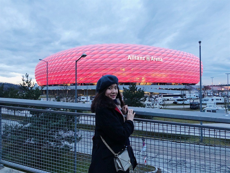 Nữ du học sinh “dành cả thanh xuân” để khám phá các sân bóng nổi tiếng - 2
Linh tại sân Allianz Arena (sân nhà của Bayern Munich - Đức)