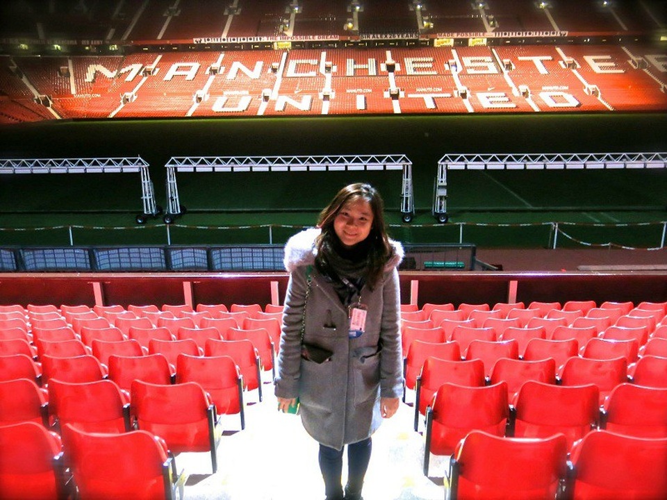 Nữ du học sinh “dành cả thanh xuân” để khám phá các sân bóng nổi tiếng - 9 Old Trafford - MU (2014)