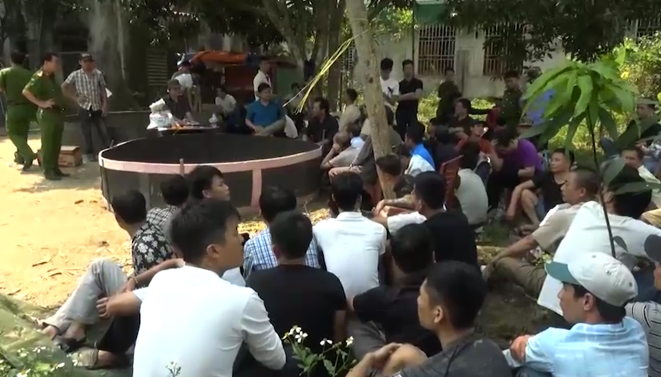 80 công an đánh úp sới gà, bắt gọn 52 đối tượng - 4 Một sân đấu gà chọi với hàng chục đối tượng bao vây xung quanh.
