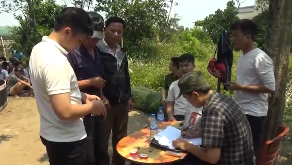 80 công an đánh úp sới gà, bắt gọn 52 đối tượng - 5 Công an lập biên bản sự việc.