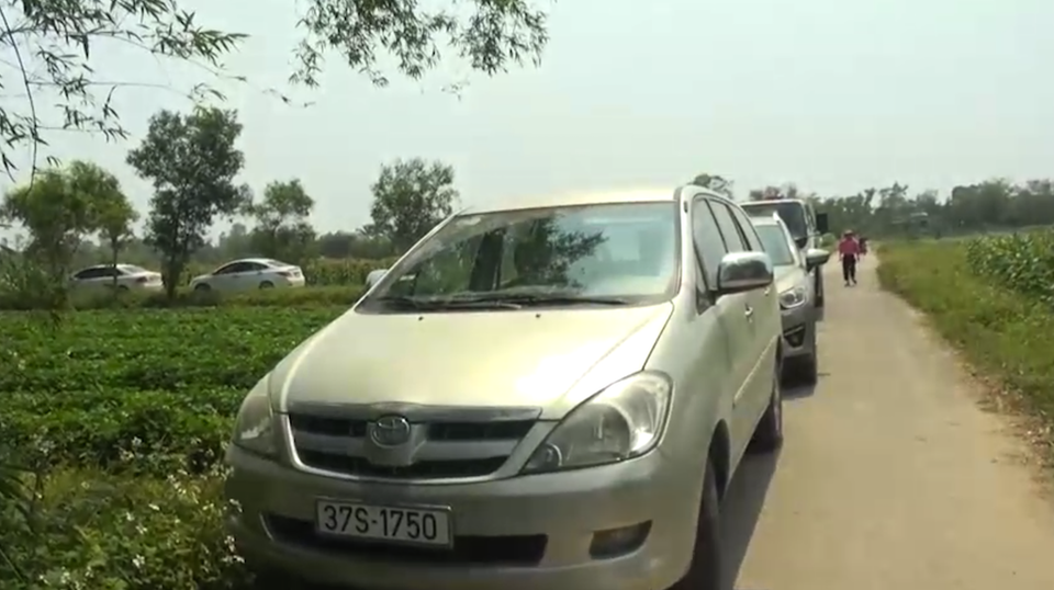 80 công an đánh úp sới gà, bắt gọn 52 đối tượng - 8 Phương tiện của các đối tượng tham gia đá gà để ăn bạc.