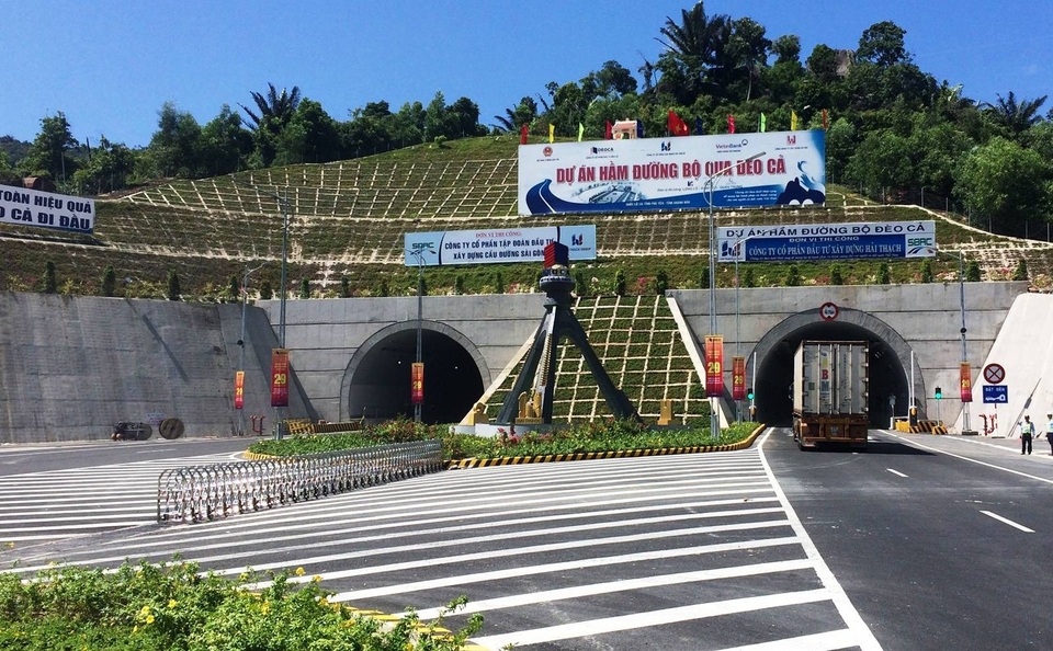 Hầm đường bộ Đèo Cả được ghi nhận là một dự án có nhiều ưu điểm như: hoàn toàn sử dụng vốn trong nước, được đầu tư - thi công hoàn toàn bằng nguồn trí lực của người Việt Nam.