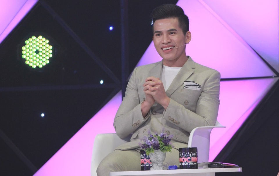 Rưng rưng chuyện cha tàn tật hát để ”cứu” con trai mắc bệnh tim - 1 Quốc Thiên làm giám khảo chương trình.