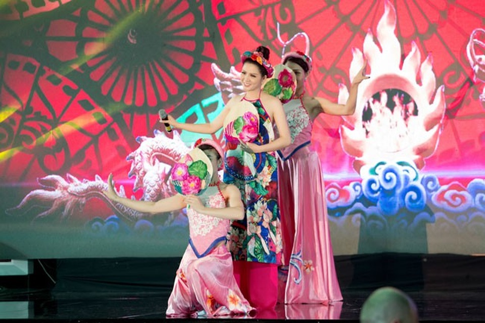 Nữ ca sĩ khoe giọng hát ngọt ngào tại đêm trao giải Bông hồng quyền lực.