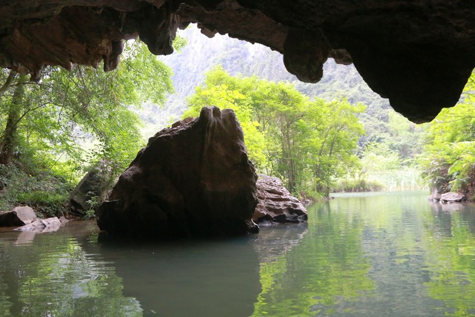 Khám phá “mê cung tự nhiên” giữa lòng di sản Tràng An - 1 Cửa vào hang Mây - mê cung tự nhiên dài đẹp bậc nhất tại danh thắng Tràng An.