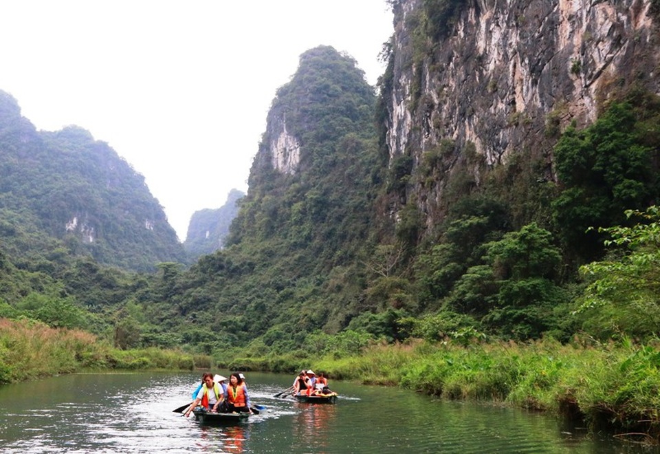 Khám phá “mê cung tự nhiên” giữa lòng di sản Tràng An - 16 Khám phá “mê cung tự nhiên” giữa lòng di sản Tràng An - 16