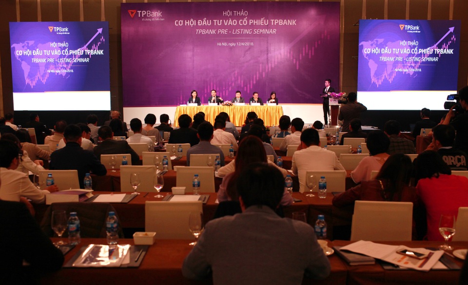 555 triệu cổ phiếu chào sàn, TPBank hứa chia cổ tức 10 -15%/năm - 1
555 triệu cổ phiếu TPBank với mã chứng khoán TPB sẽ chính thức niêm yết trên HOSE vào ngày 19/4, giá chào sàn là 32.000 đồng/cổ phiếu.