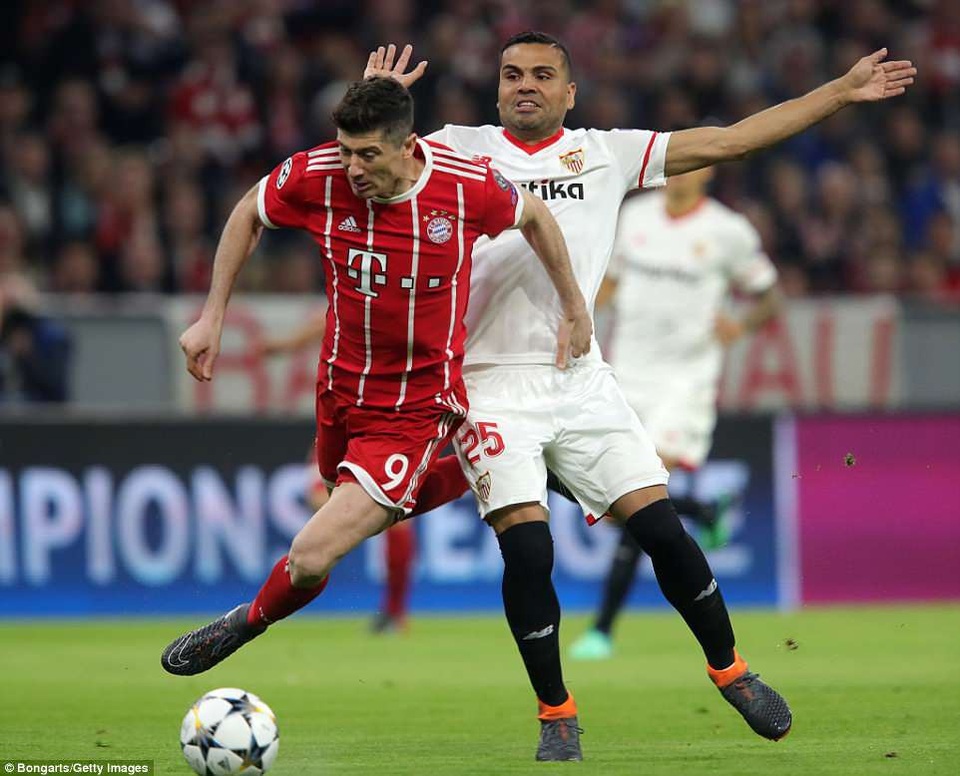 Hòa "nhạt" trước Sevilla, Bayern Munich giành vé vào bán kết - 2
Lewandowski (trái) tịt ngòi trong cả hai trận gặp Sevilla
