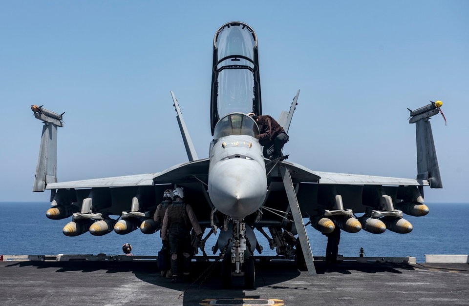Dàn khí tài quân sự tiên tiến Mỹ đang triển khai xung quanh Syria - 2
F/A-18E/F Super Hornet được coi là một trong những vũ khí tấn công đáng sợ nhất mà Mỹ đang sở hữu. Nó được trang bị các vũ khí tối tân và hiện đại như tên lửa không đối không tầm trung AIM-120 AMRAAM, bom dẫn đường laser Paveway, tên lửa chống bức xạ AGM-88 Harm, đạn tấn công ngoài tầm phòng không điểm AGM-154, AGM-158. Thủy thủ đoàn trên tàu sân bay có thể triển khai một chiếc F/A-18E/F mỗi 2 phút 1 lần. Trong một lần triển khai, nó có thể thực hiện hàng loạt các nhiệm vụ. (Ảnh: Hải quân Mỹ)