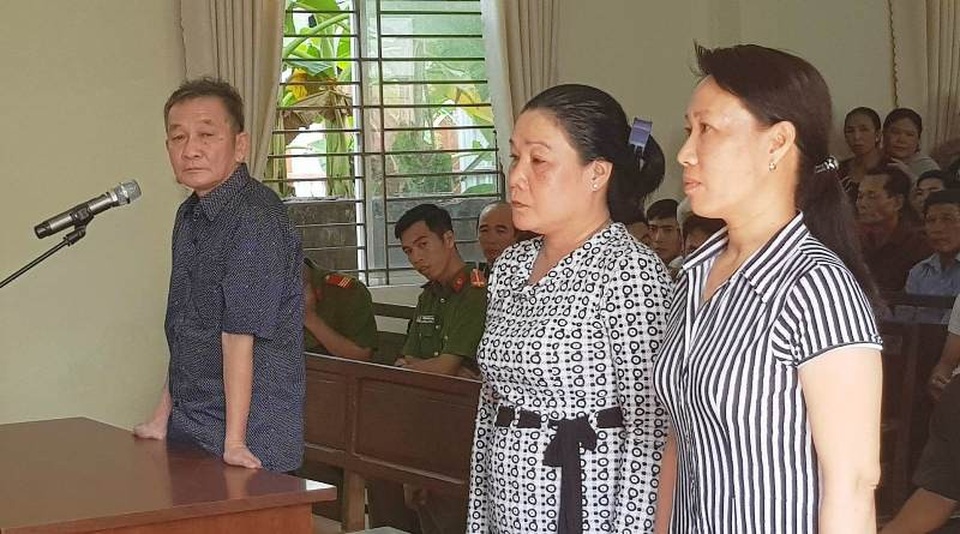 Án tù cho “đại gia nước đá” cầm súng dọa bắn công nhân - 2
Bị cáo Năm và hai nữ nạn nhân tại phiên tòa