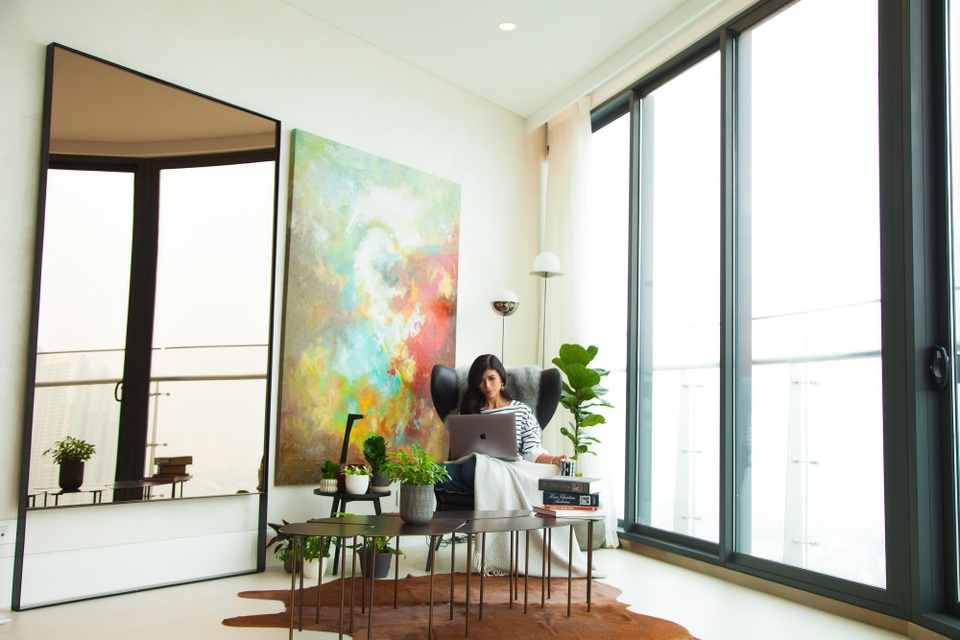 Ngắm căn hộ penthouse “siêu đẹp" trên nóc toà cao ốc của Trang Lạ - 1
Góc làm việc được bày trí tối giản nhưng vẫn toát lên sự sang trọng và gần gũi với thiên nhiên. Điểm nhấn của phòng này là nhiều cây xanh và đón được ánh sáng mặt trời.